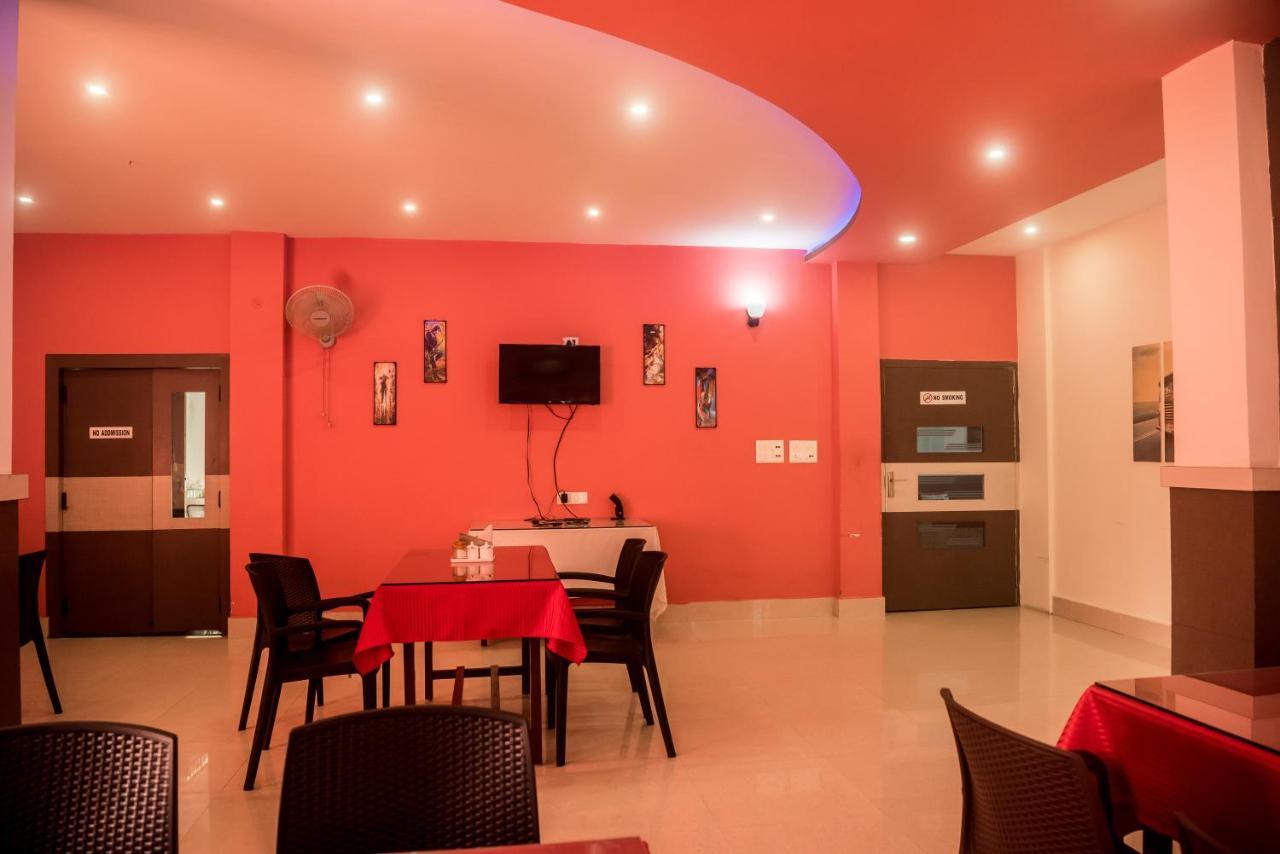 Hotel Aatreyee Дибругарх Экстерьер фото