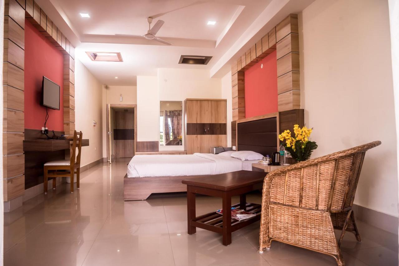 Hotel Aatreyee Дибругарх Экстерьер фото