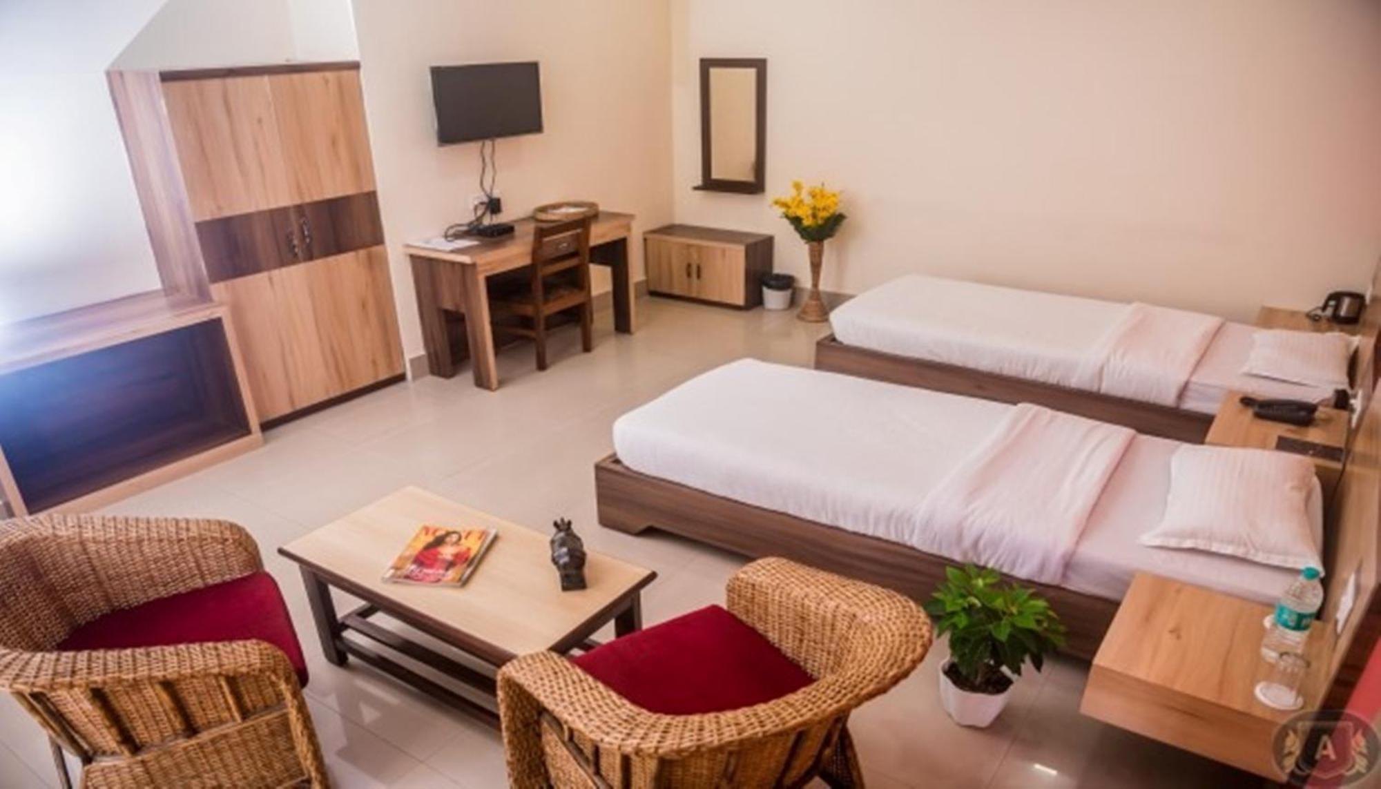 Hotel Aatreyee Дибругарх Экстерьер фото